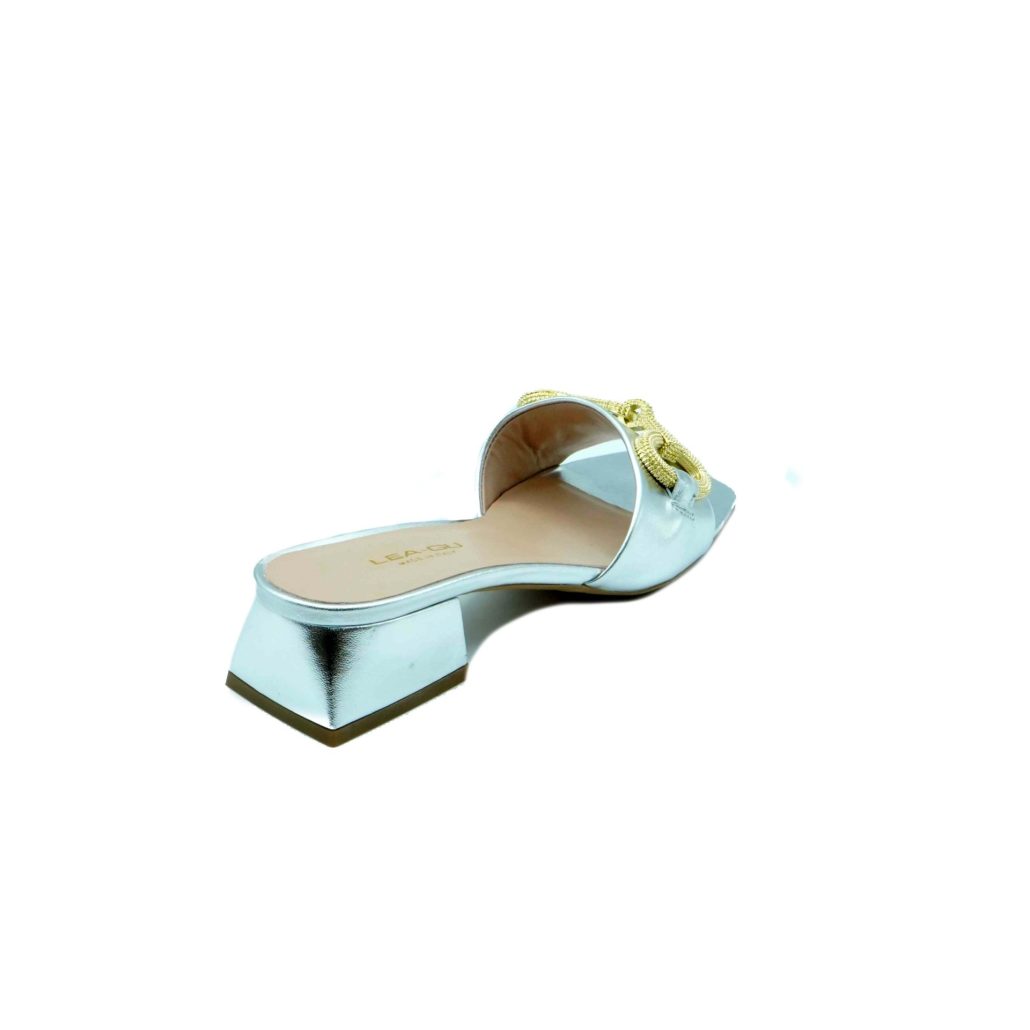 Lea Gu ciabattina in nappa laminata , fascia con accessorio frontale, tacco 45 mm Pezzi Unici