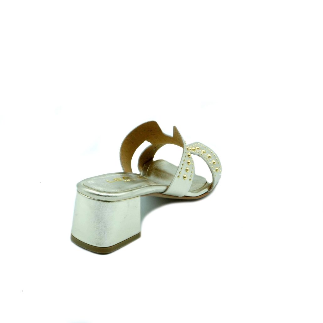 Lea Gu ciabattina in nappa laminata, fascia frontale con borchie oro, tacco ricoperto 50 mm Acquista Ora