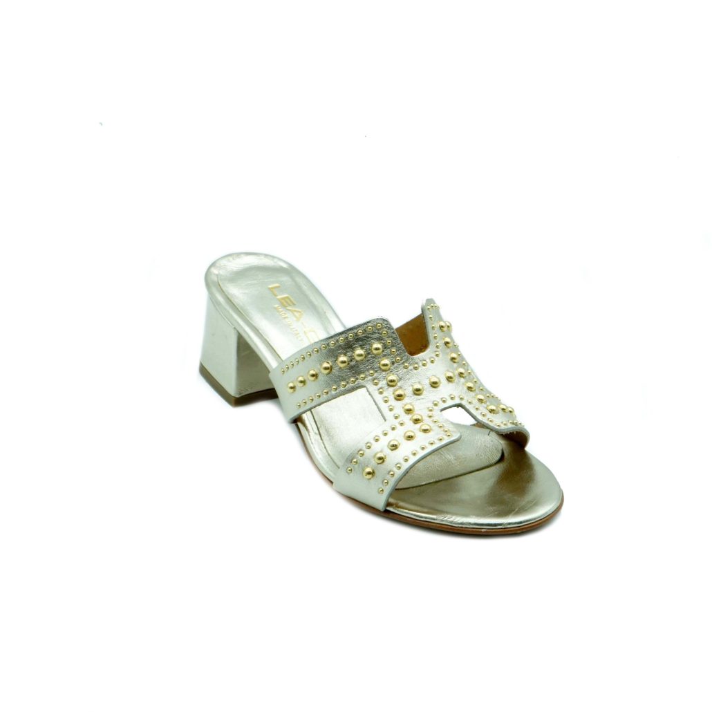 Lea Gu ciabattina in nappa laminata, fascia frontale con borchie oro, tacco ricoperto 50 mm Acquista Ora