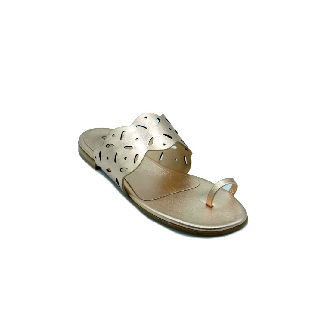 Lea Gu ciabattina infradito in nappa laminata, fascia frontale, tacco 10mm Offerta
