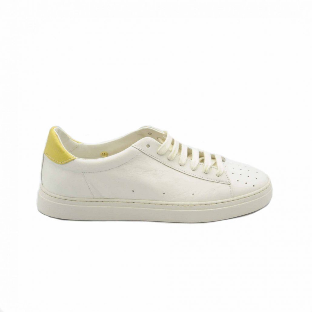 Lea Gu sneakers in nappa, punta traforata, tallone in contrasto verde, fondo gomma 25 mm Consegna Veloce