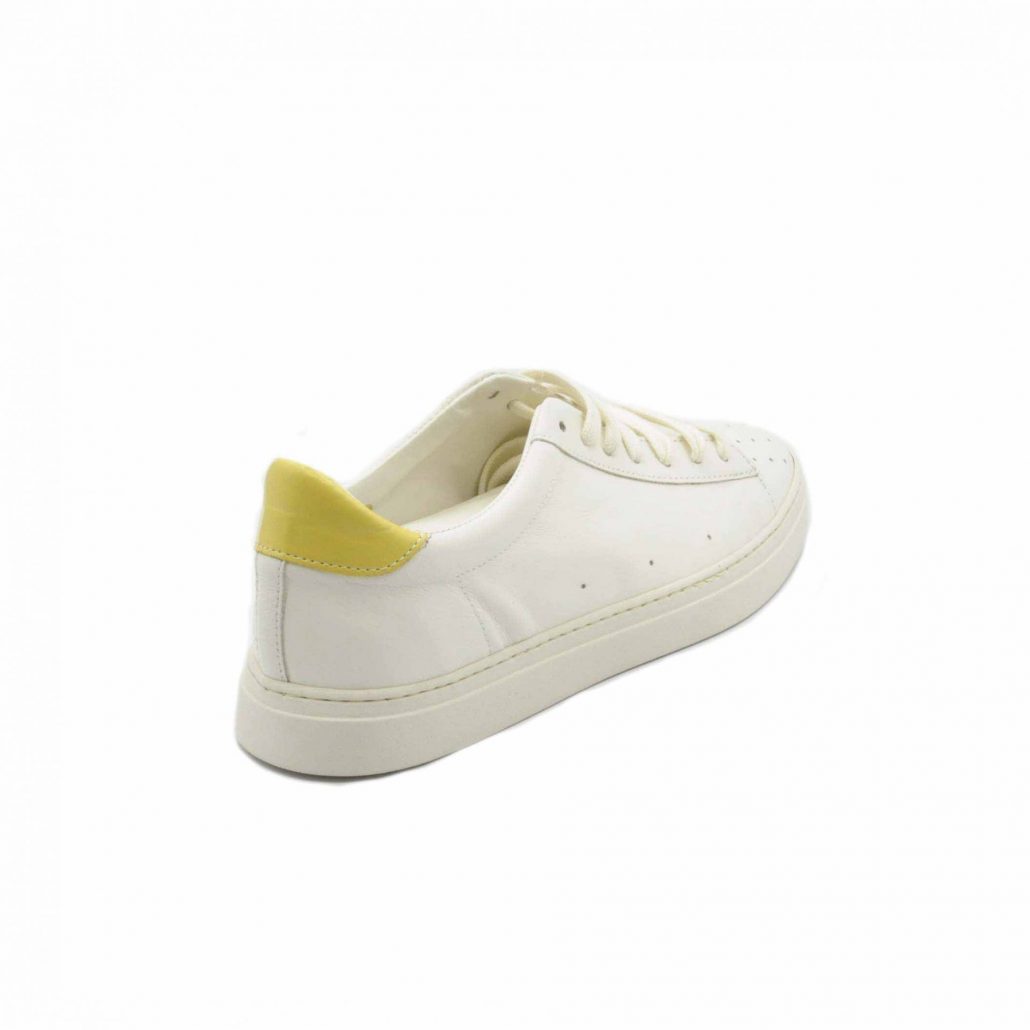 Lea Gu sneakers in nappa, punta traforata, tallone in contrasto verde, fondo gomma 25 mm Consegna Veloce