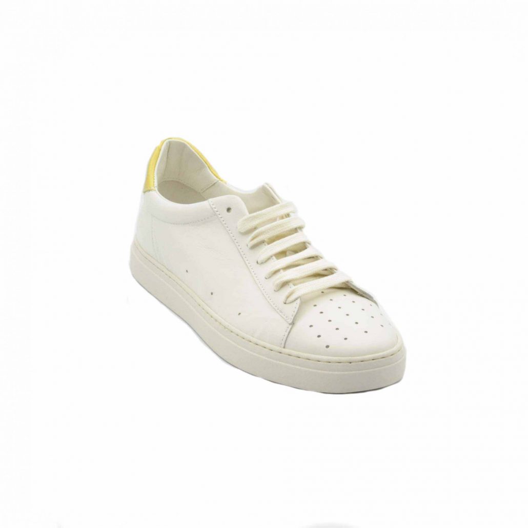 Lea Gu sneakers in nappa, punta traforata, tallone in contrasto verde, fondo gomma 25 mm Consegna Veloce