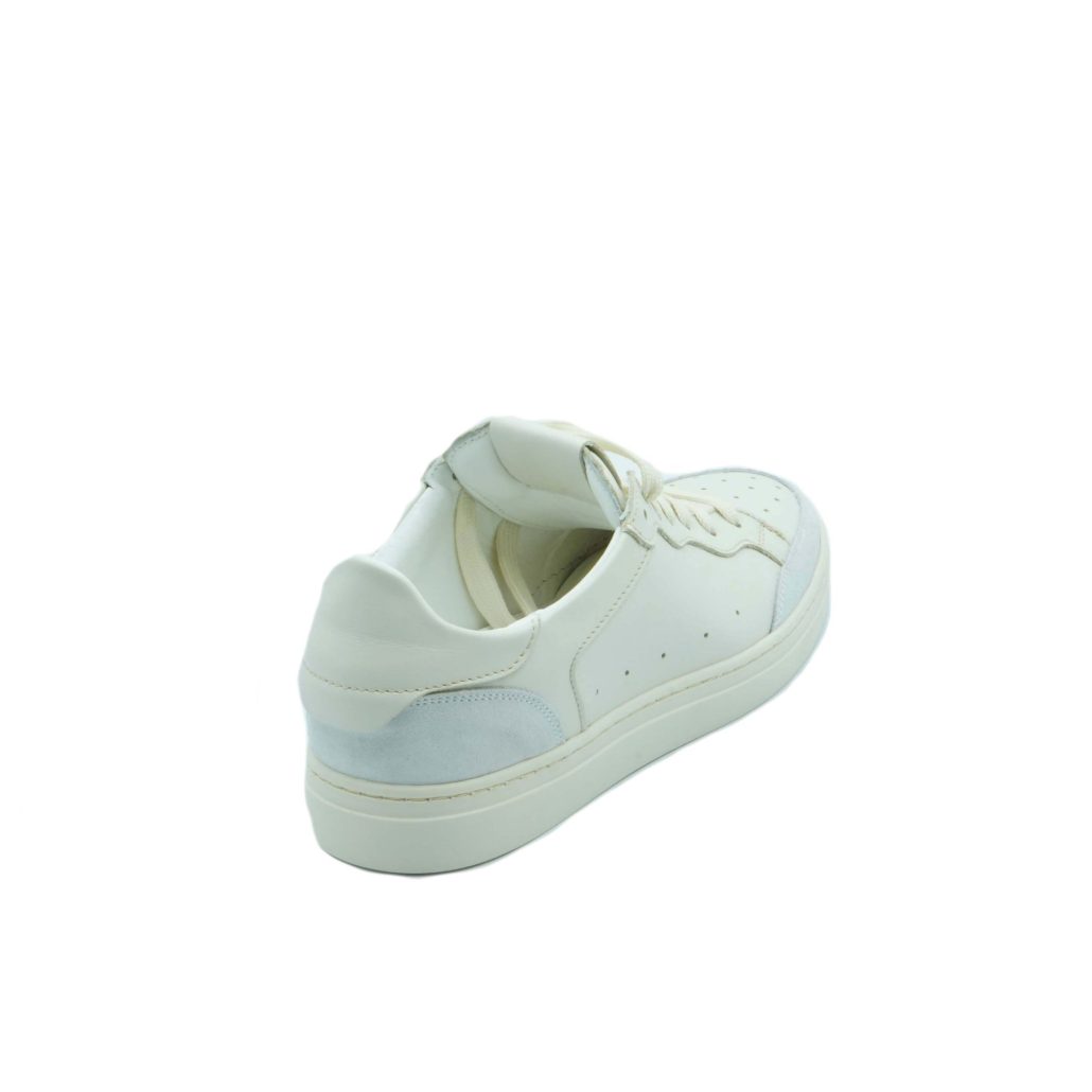Lea Gu sneakers in nappa, allacciatura frontale, tallone in contrasto, fondo gomma 30mm Qualità