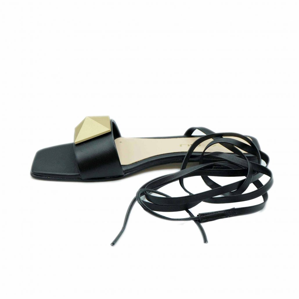 Lea Gu sandalo in nappa, fascia con piramide oro frontale, lacci in caviglia, tacco 20 mm Offerta Anniversario