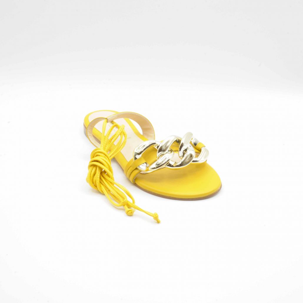 Lea Gu sandalo in nappa, allacciatura in caviglia e accessorio oro frontale, tacco 15 mm