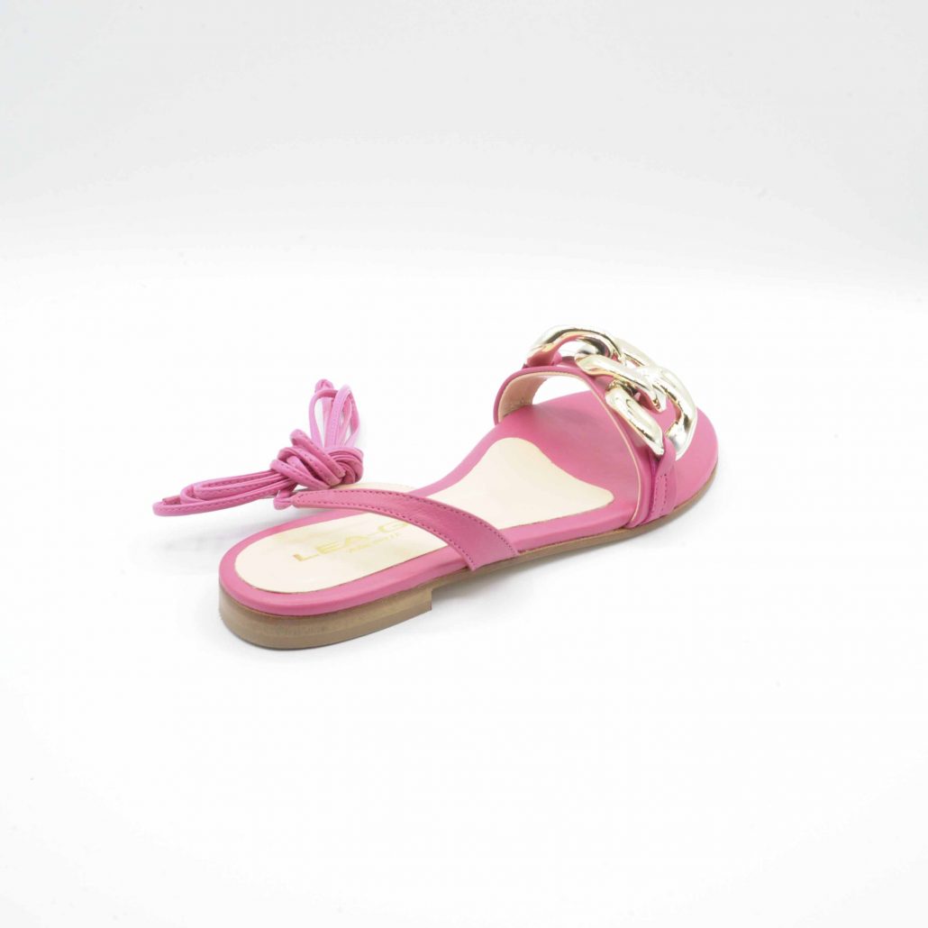 Lea Gu sandalo in nappa, allacciatura in caviglia e accessorio oro frontale, tacco 15 mm Vendita