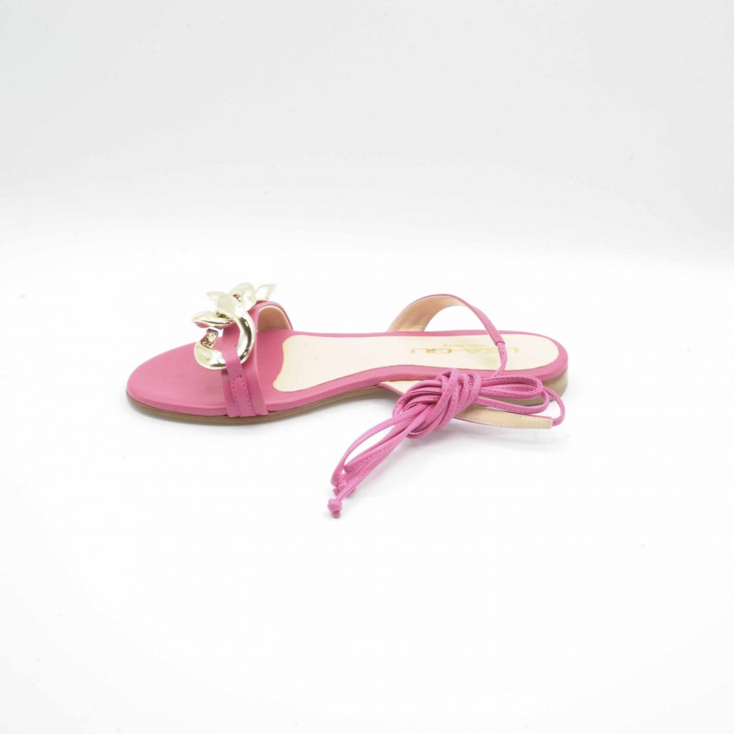 Lea Gu sandalo in nappa, allacciatura in caviglia e accessorio oro frontale, tacco 15 mm Vendita