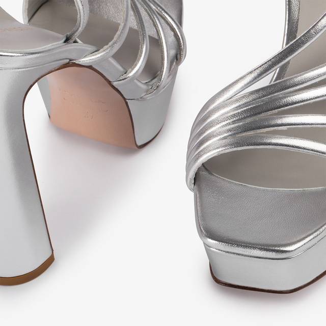 Le Silla Sandalo con plateau pelle laminata argento Offerta