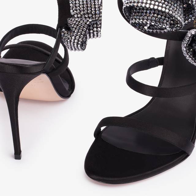 Le Silla Sandalo raso nero con rose in Cristalli argento Online