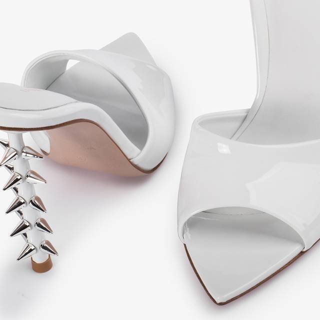 Le Silla Sandalo mule vernice bianco con borchie Offerta natalizia