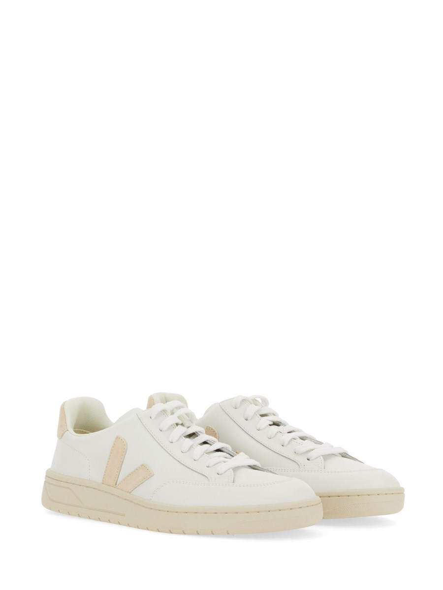 VEJA SNEAKER V-12 IN PELLE Sconto